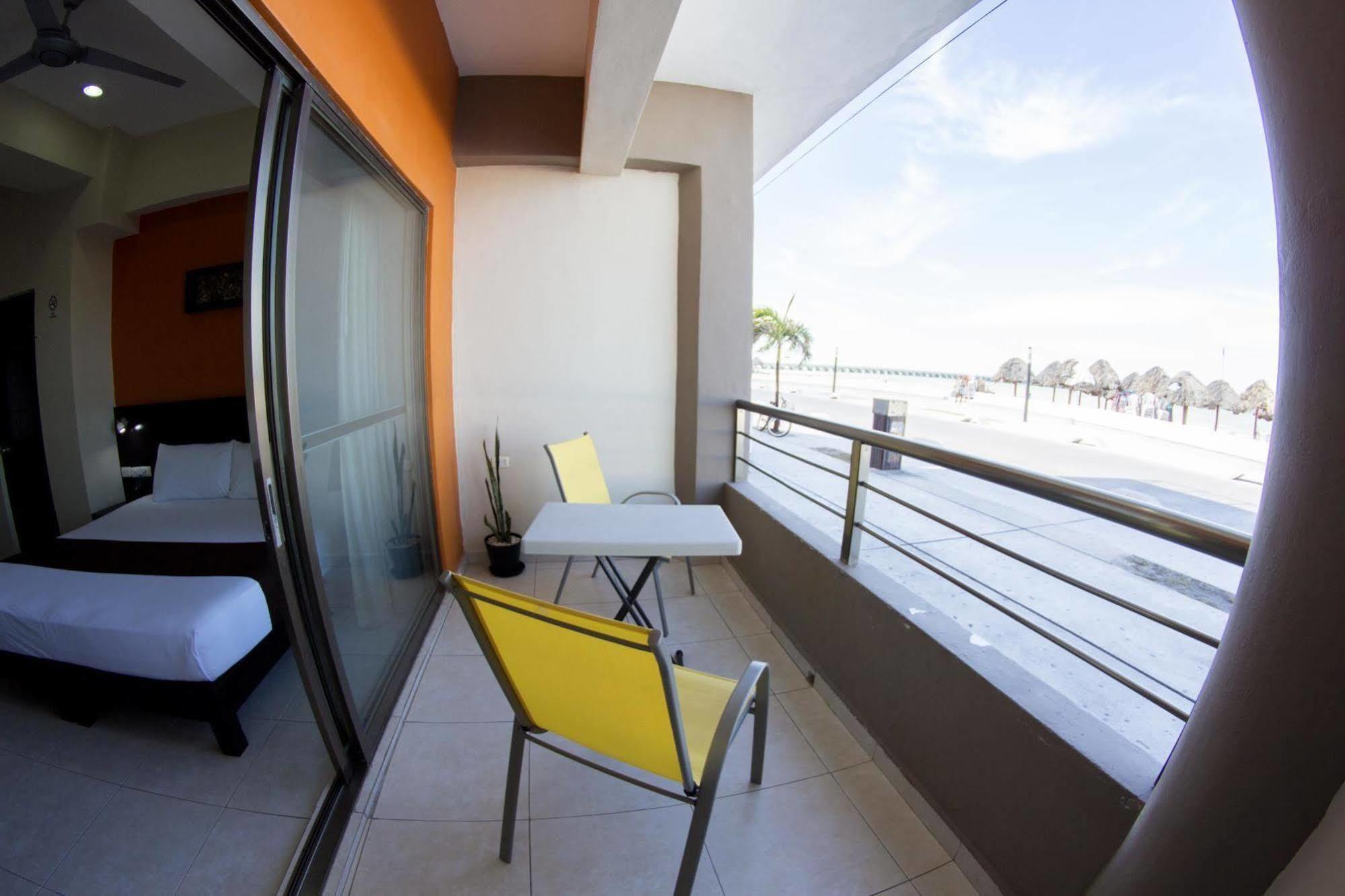 Hotel & Suites Domani Прогресо Екстериор снимка